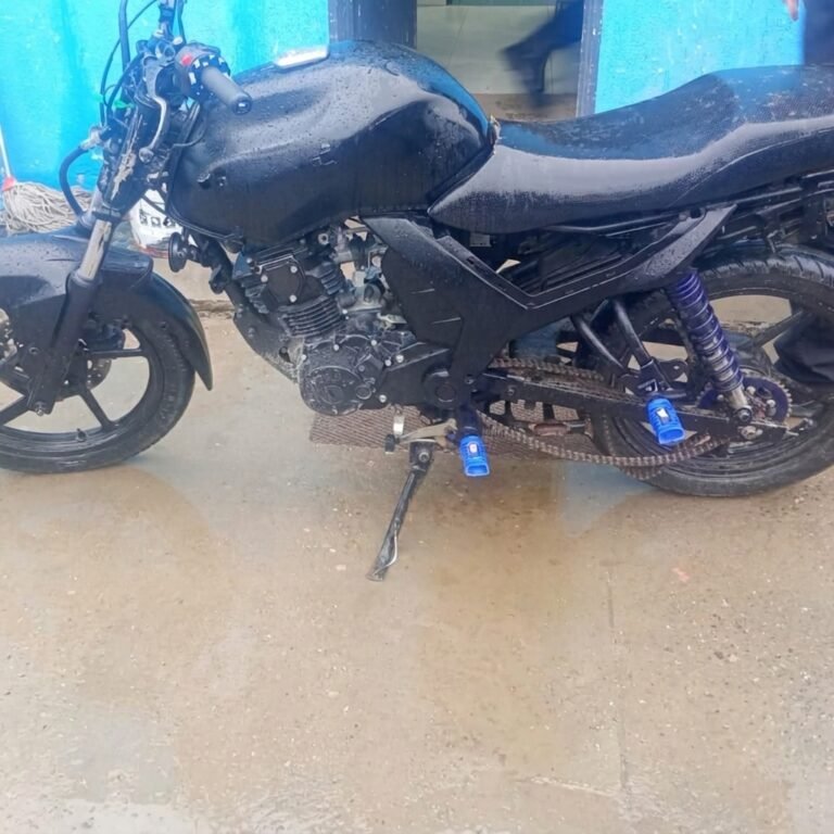 Cruzó un semáforo en rojo, lo interceptaron y descubrieron que la moto era adulterada