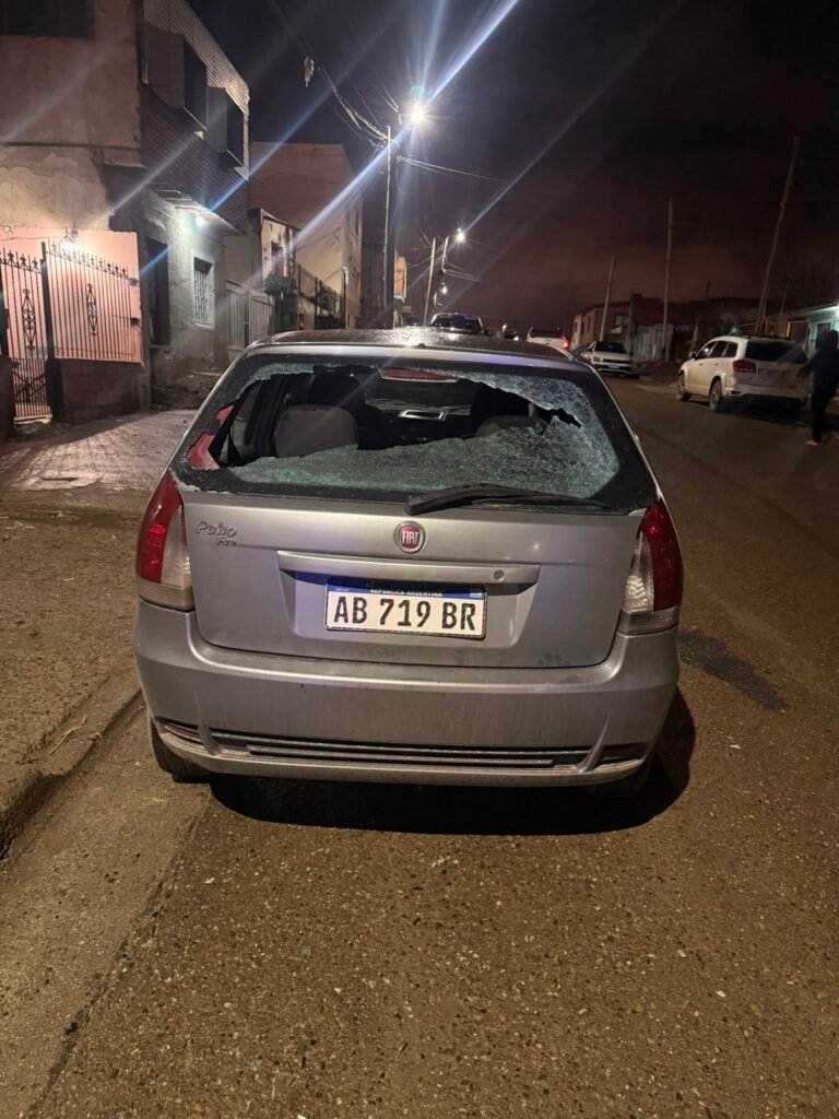 Atacan a balazos un vehículo estacionado en el barrio Ceferino