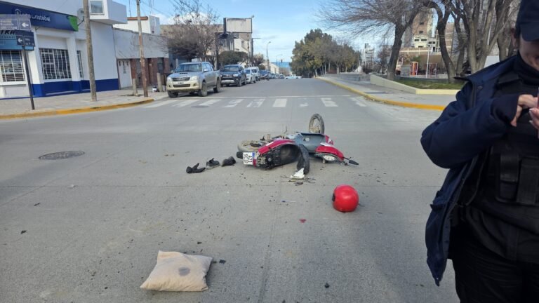 Un motociclista resultó herido tras un fuerte choque en pleno centro