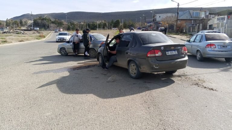 Un choque entre dos Corsa dejó a una mujer y a su hija heridos 