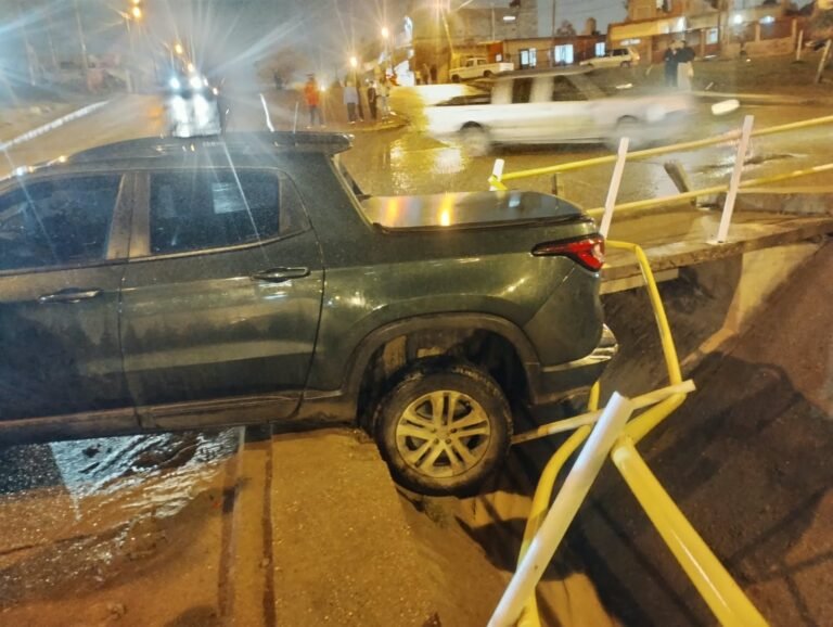 Un vehículo sin freno de mano terminó dentro del canal evacuador