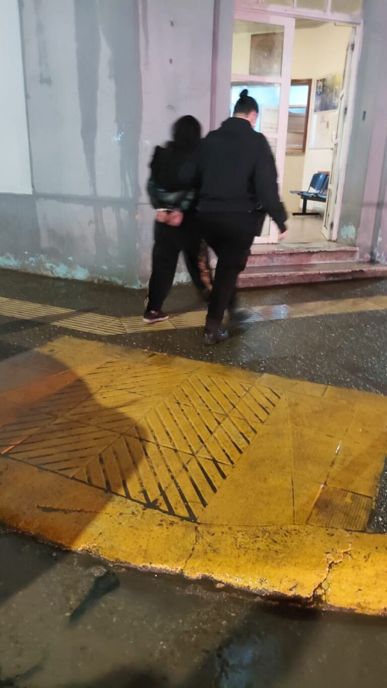 Le fracturó el tabique a un policía de un puñetazo en la guardia del Hospital Regional