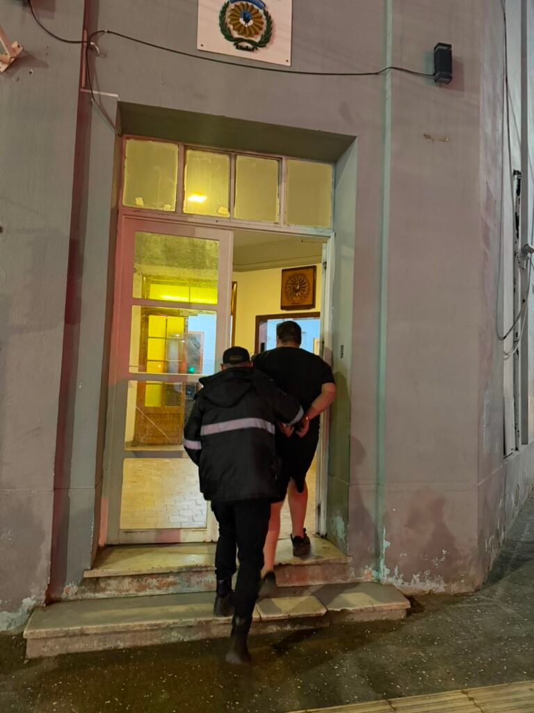 Atrapan a un joven intentando robar un auto tras ser descubierto por el dueño
