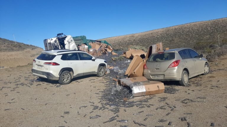 Un camión volcó en Ruta 3 y su conductor fue trasladado al Hospital