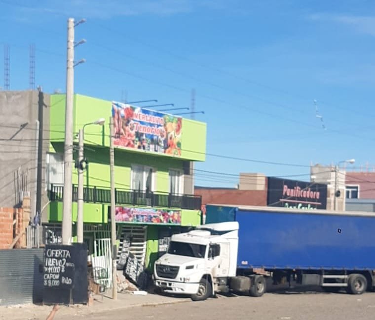 Un camión chocó contra un nicho de gas en Km. 14 tras sufrir una falla mecánica