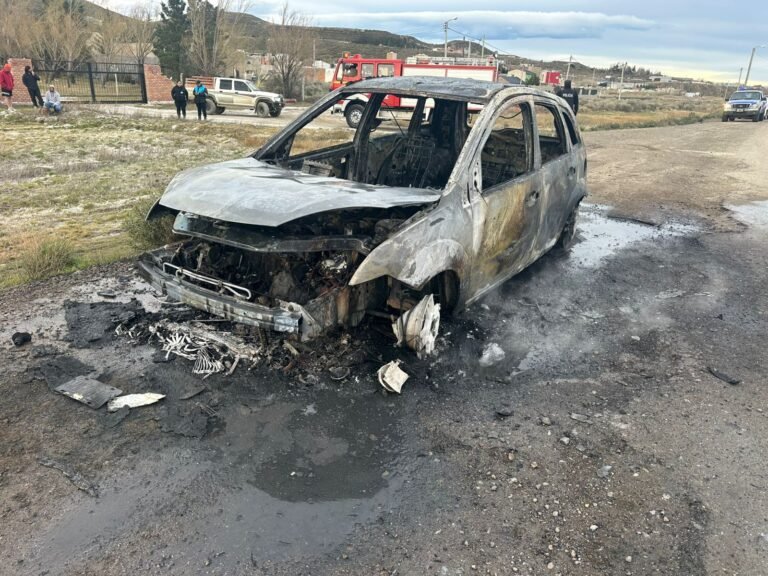 Un automóvil se incendió en la Ruta 26 tras sufrir una falla mecánica