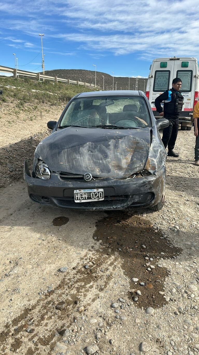 Una mujer de 67 años resultó ilesa tras volcar su vehículo en el acceso a la cancha La Mata