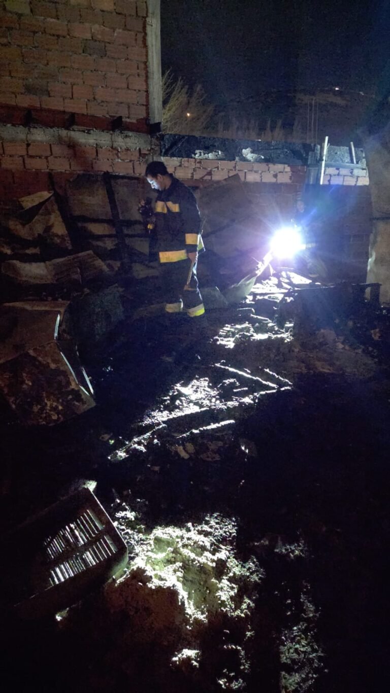El fuego consumió una vivienda: investigan una falla en una conexión eléctrica clandestina