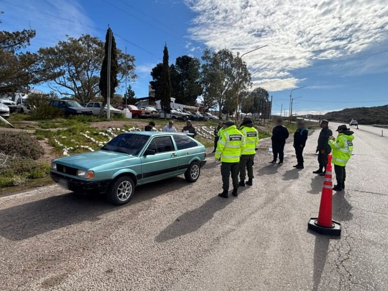 Gendarmería incauta drogas y un arma de fuego sobre la Ruta 3: dos detenidos en Arroyo Verde
