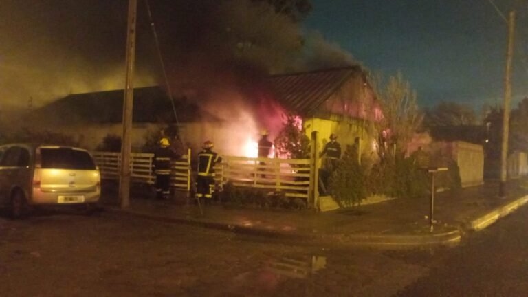 Explotó una caja térmica y las llamas consumieron el techo de una casa