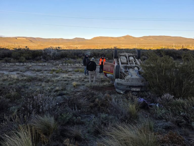 Peligro en la Ruta 39: una camioneta chilena volcó por la presencia de hielo