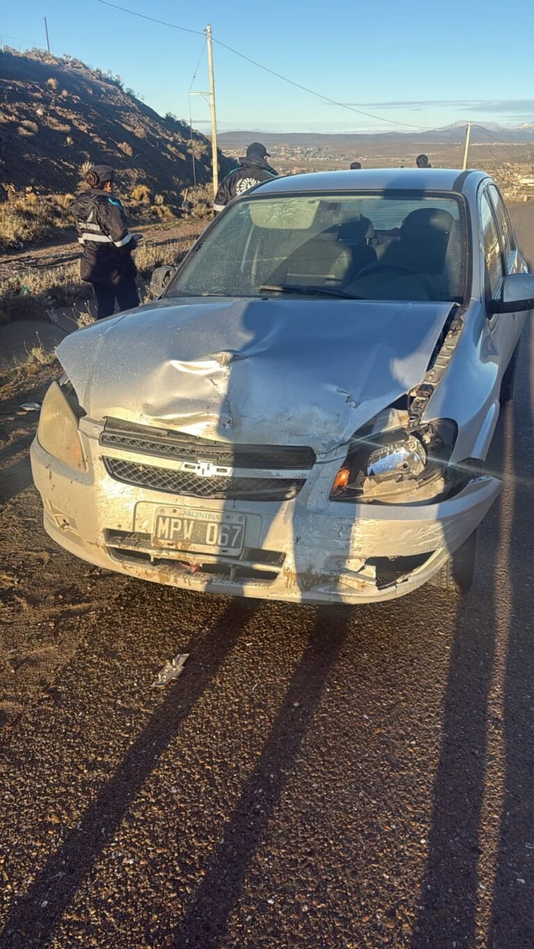 Chocaron dos autos en el camino Roque González: ocho personas asistidas