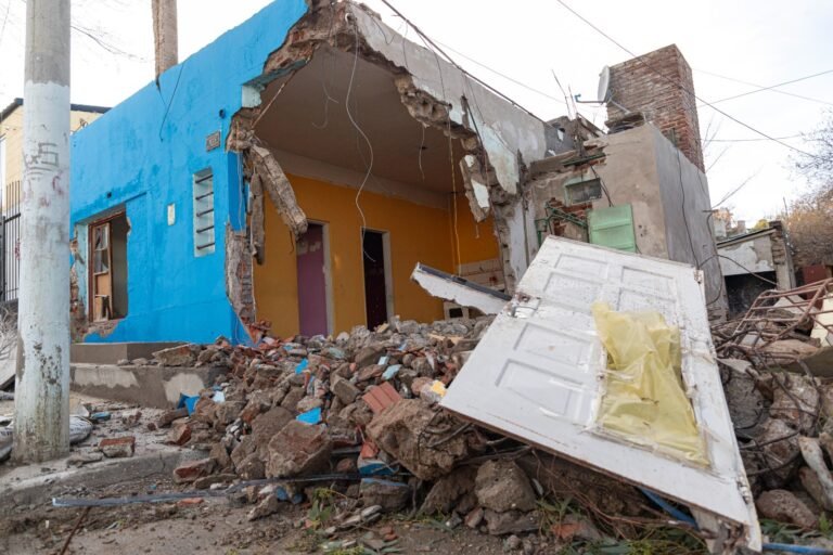 Después de seis años de denuncias, demolieron una vivienda usurpada en barrio Ceferino