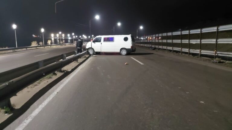 Ruta 3: despistó por la calzada resbaladiza y chocó contra el guardarraíl
