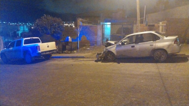 Embistió a un vehículo estacionado, se negó al test de alcoholemia y le secuestraron el auto