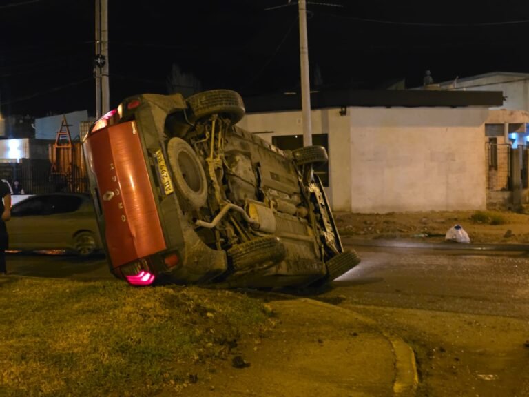 Volcó una camioneta tras un fuerte choque en el barrio Quirno Costa