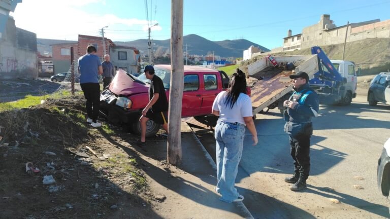 Se descompensó mientras manejaba y terminó chocando contra un alambrado y un acoplado