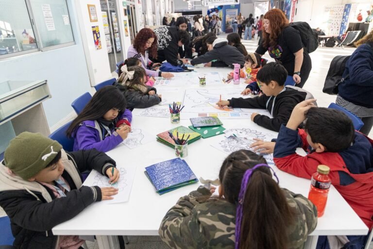 Niños de Juegoteca y apoyo escolar del CPB Diadema recorrieron los espacios de la Feria del Libro