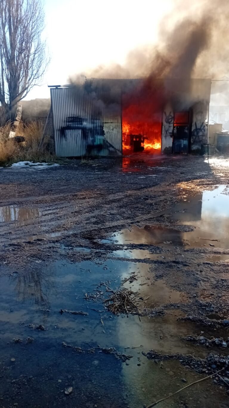 Intentó encender una estufa y terminó provocando un incendio en una carpintería