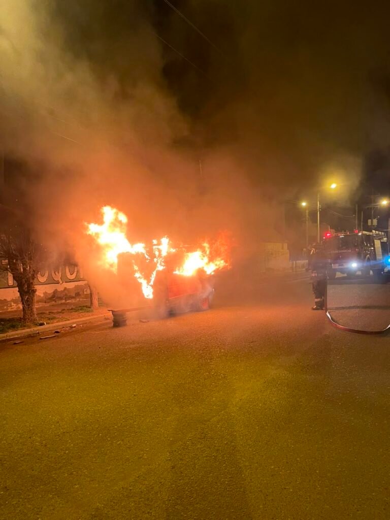 Voraz incendio destruyó un carro de ventas en Km 8: investigan a un sospechoso
