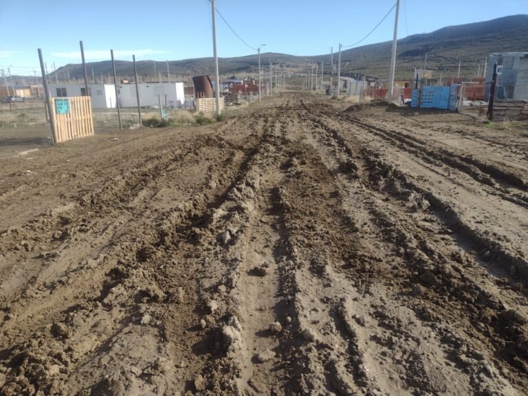 Vecinos del ex barrio Estación denuncian calles intransitables y aseguran que están “aislados” por el barro