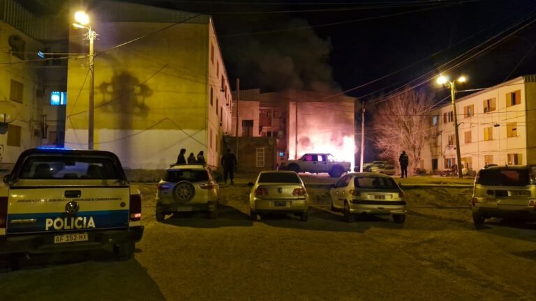 El fuego destruyó un vehículo en el barrio 30 de Octubre y sospechan que fue intencional