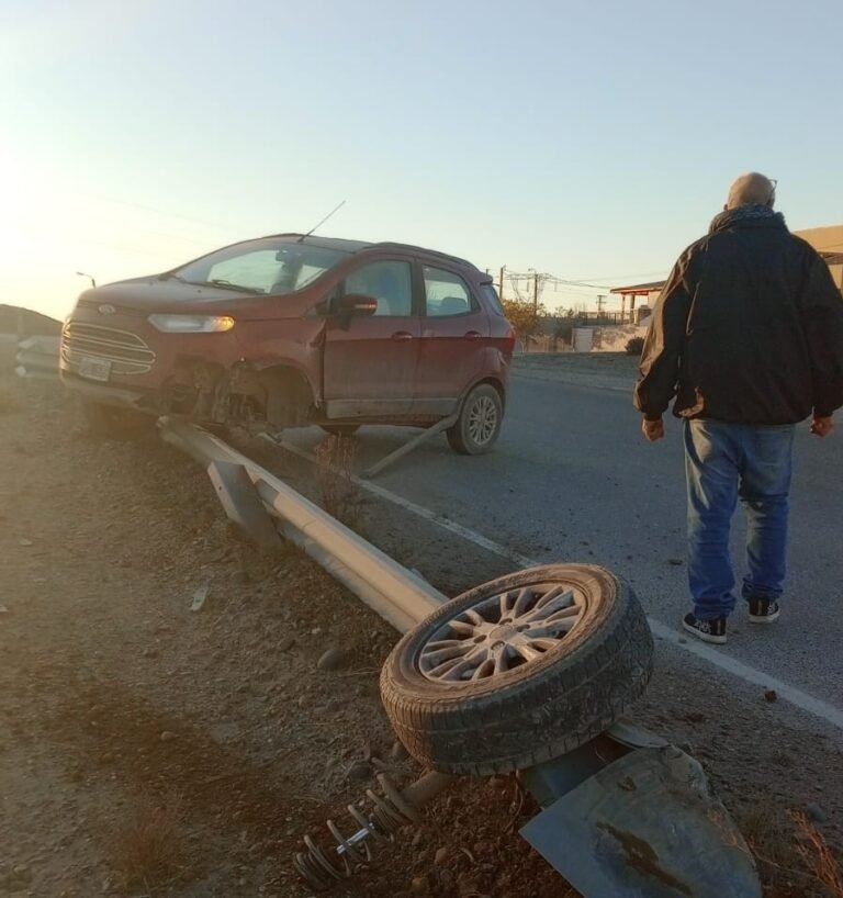 Despistó en una rotonda y perdió una rueda tras el impacto: la conductora debió ser asistida