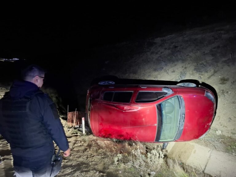 Perdió el control de su auto y volcó en el Camino Roque González