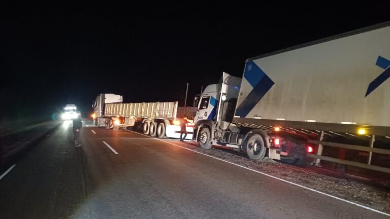 Dos camiones quedaron encajados en la Ruta 3 por la inestabilidad del terreno