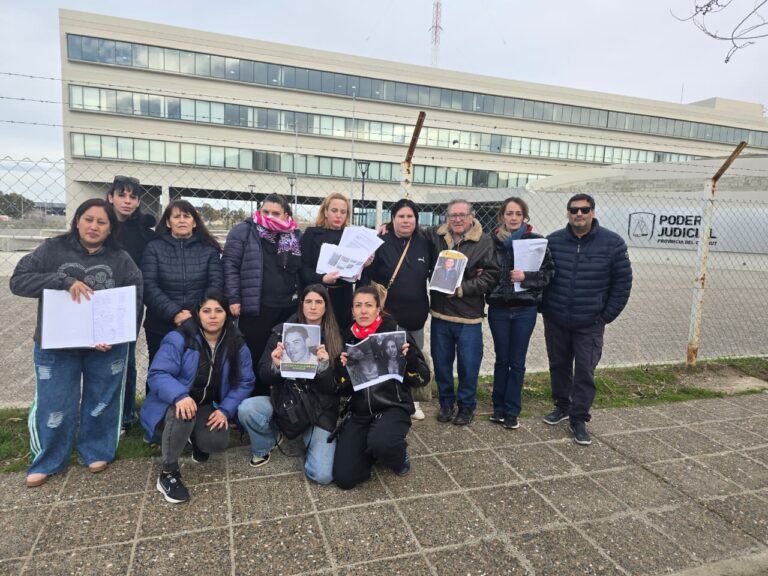 “Que se pongan a trabajar”: fuerte reclamo de familiares frente a la Ciudad Judicial