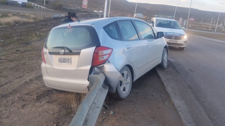 Ruta 3 y 26: despistó en la rotonda y quedó sobre el guardarraíl