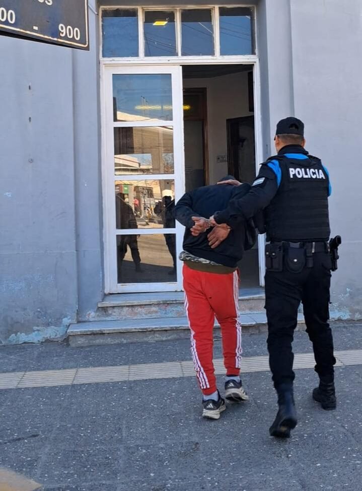 Sustrajo ropa de un comercio, quiso descartarla en un contenedor y quedó detenido