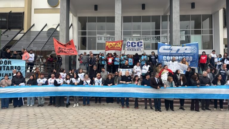 Con un abrazo simbólico, la comunidad universitaria de Comodoro defendió la educación pública