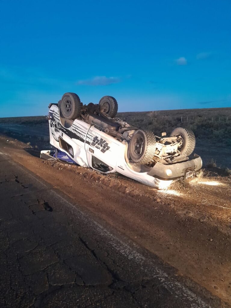 Volcó con su camioneta en la Ruta 3 y aseguró que perdió el control por los baches