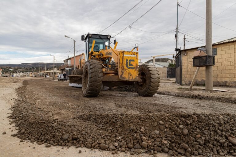Trabajan en calles anegadas y mejoran accesos en distintos barrios de Comodoro
