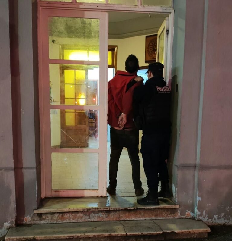 Destrozó la puerta del Hospital Regional a patadas y terminó tras las rejas