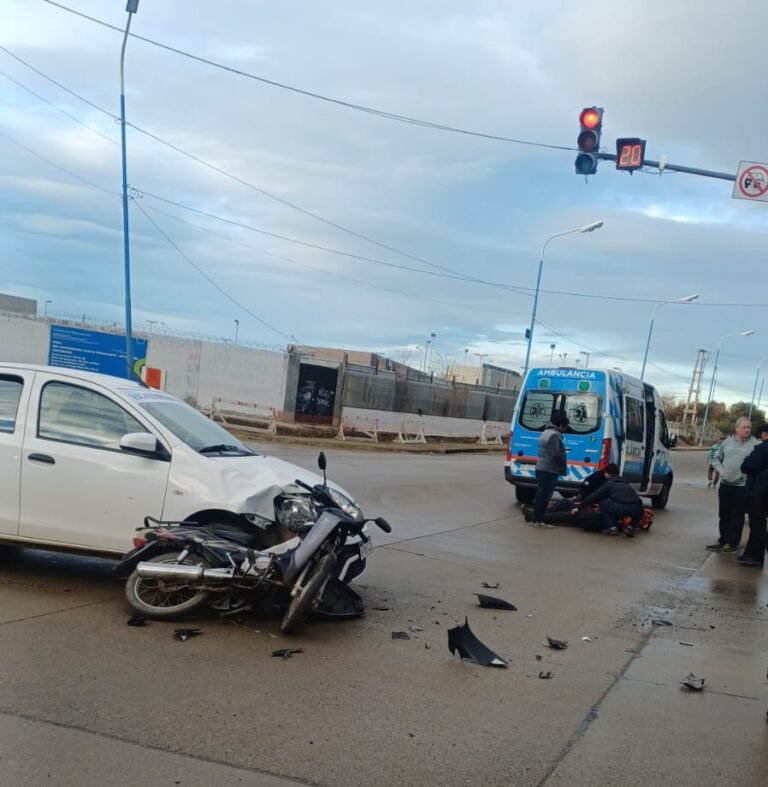 Un motociclista terminó en el hospital tras chocar con un auto