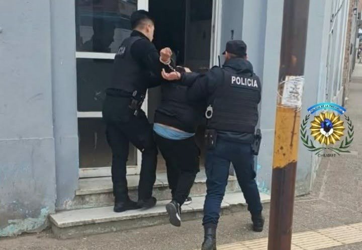 Intentó evadir a la Policía, tenía el seguro vencido y terminó detenido tras agredir a un efectivo