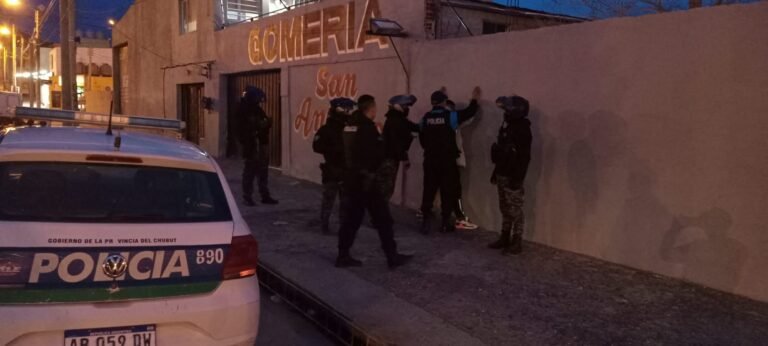 Ingresó al patio de una vivienda, quiso escapar a pie y lo atraparon a media cuadra