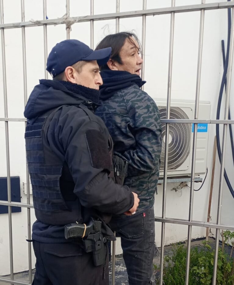 Tomaba alcohol en la 9 de Julio, desafió a la Policía y terminó demorado