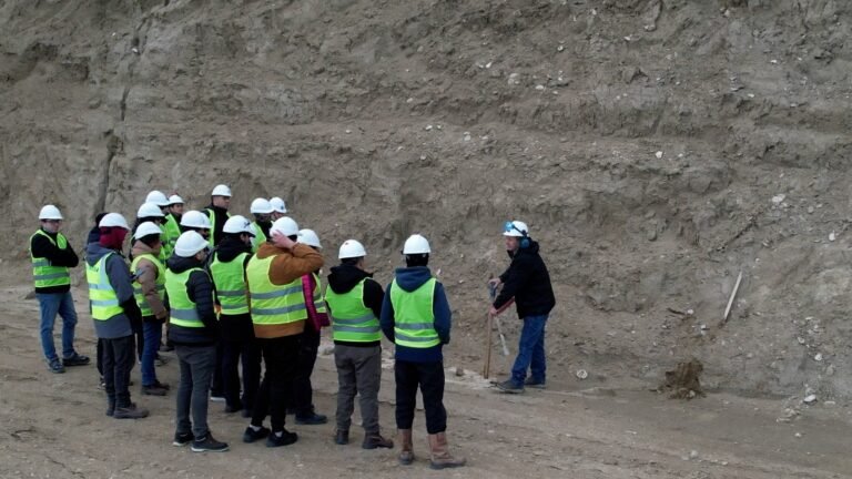 Futuros ingenieros analizaron en terreno las obras del Cerro Hermitte