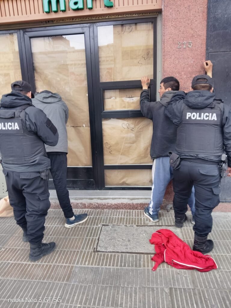 Robaron casi $91 mil en productos de una farmacia y cayeron a pocas cuadras
