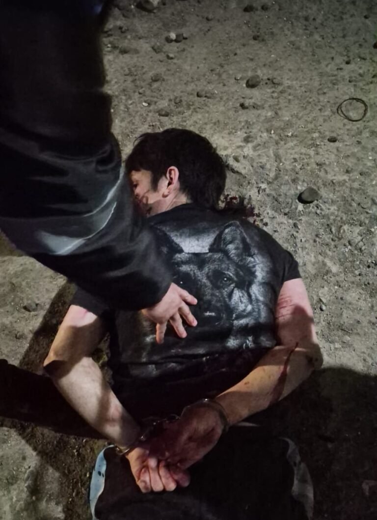 Intentó sustraer una moto de una casa y el propietario lo redujo a golpes