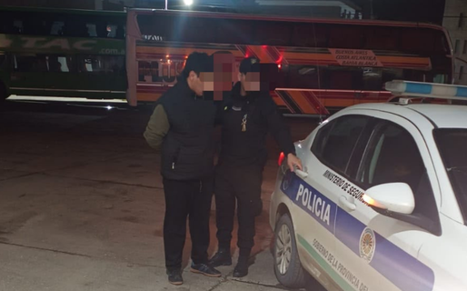 En pleno viaje de larga distancia, acosó a una pasajera y fue detenido en la terminal