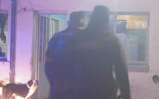Robó herramientas, escapó y lo encontraron escondido detrás de una garita de colectivos
