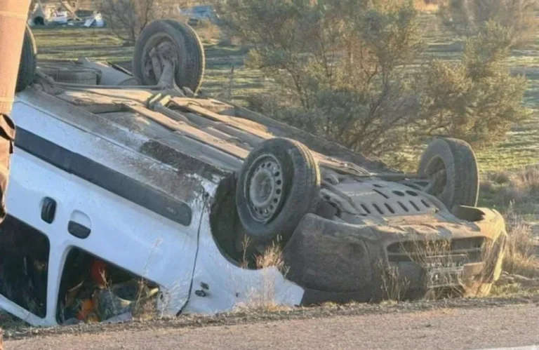 Impactante vuelco en Ruta 7: un ocupante salió despedido y quedó atrapado bajo el vehículo