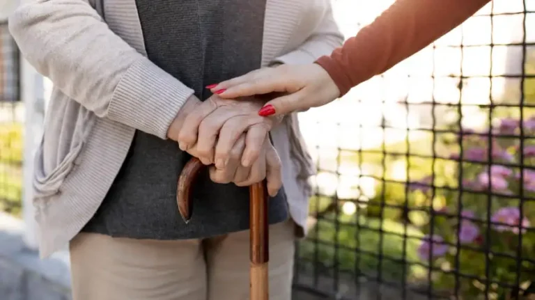 Tiene 90 años, vive sola y la Justicia ordenó a Seros cubrir el 100% de sus cuidadores