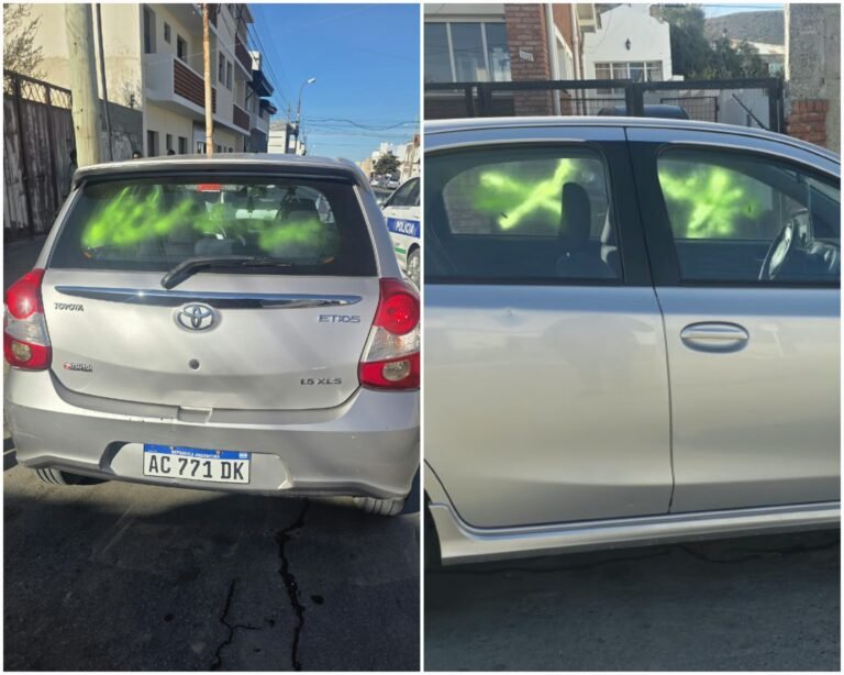 Le pintaron el auto con aerosol y le dejaron un cartel por estacionar mal en el Centro