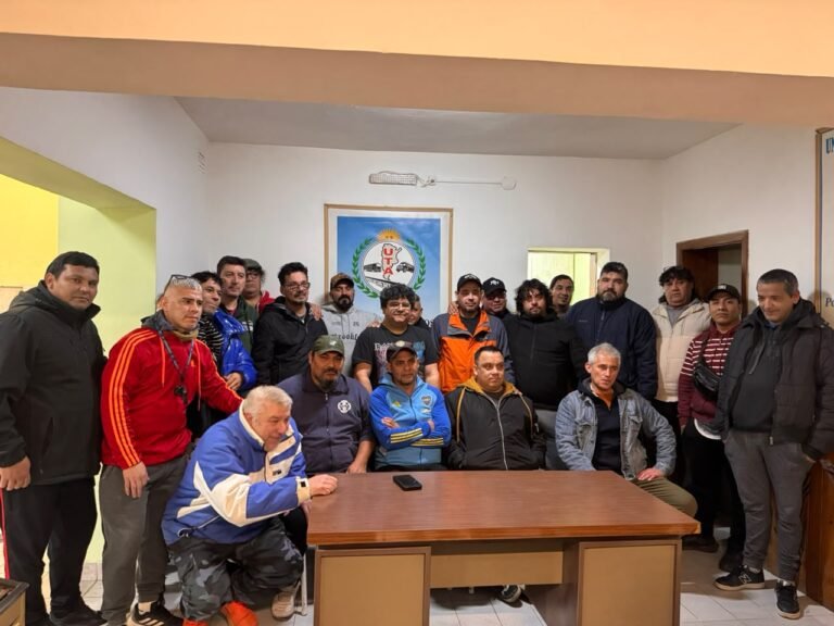 “Nadie nos dice quién nos va a pagar el sueldo”: 75 familias de colectiveros en alerta