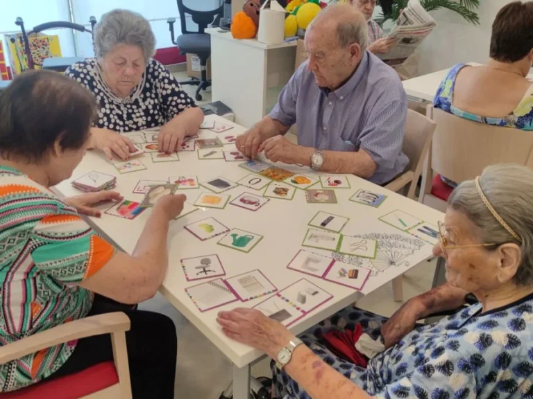 Memoria, juegos y movimiento: la propuesta para adultos mayores que aún tiene cupos